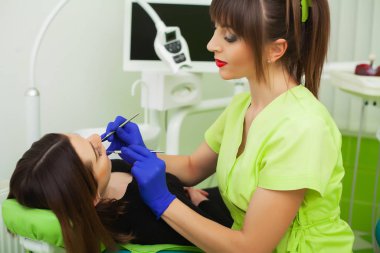 Diş hekimi adam diş Office istemci için diş tedavi