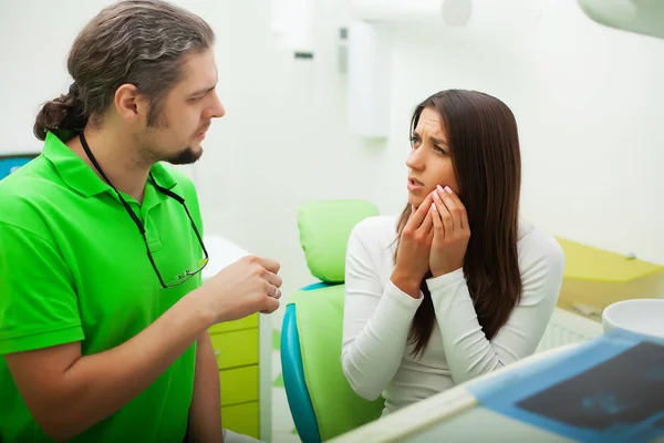 Tandläkare mannen behandlar tänder till klienten i tandläkarens — Stockfoto