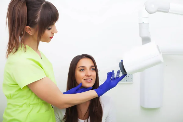 Close up portret atrakcyjnej kobiety siedzi w gabinecie dentystycznym — Zdjęcie stockowe