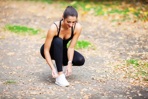 Fitness. Kobieta robi ćwiczenia rozciągające na park — Zdjęcie stockowe