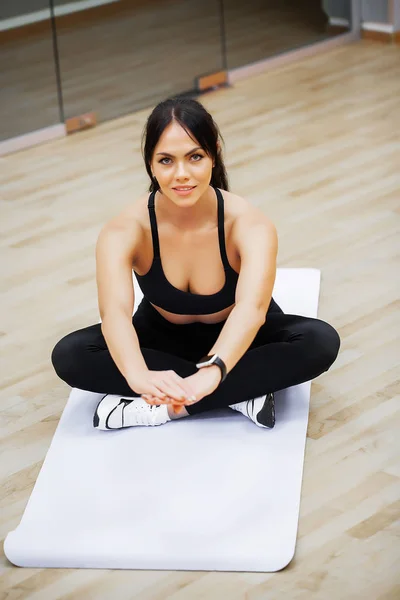 Fitness woman. Mladá atraktivní žena dělá cvičení ve fitness tělocvičně. — Stock fotografie