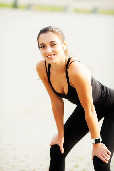 Fitness. Piękna młoda kobieta robi ćwiczenia w parku — Zdjęcie stockowe