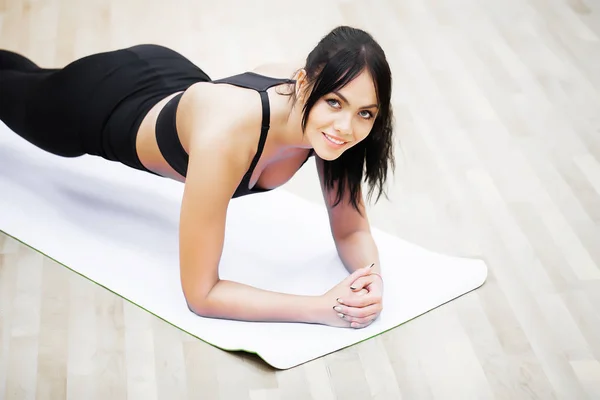 Mulher de fitness. Jovem mulher atraente fazendo exercícios no ginásio de fitness . — Fotografia de Stock