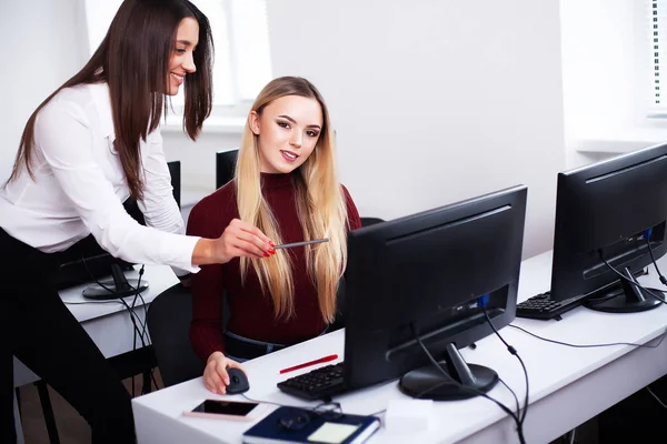 Two female colleagues in office working together. — Stock Photo, Image