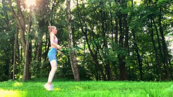 Fitness femme sautant en plein air dans l'environnement urbain — Video