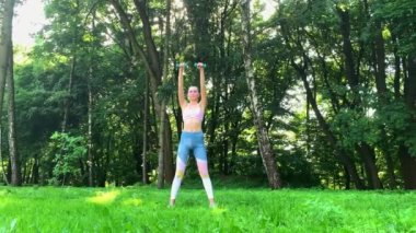 Fitness. Kadın parkta germe egzersiz yaparak