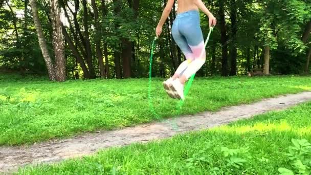 Mujer de fitness saltando al aire libre en el entorno urbano — Vídeos de Stock