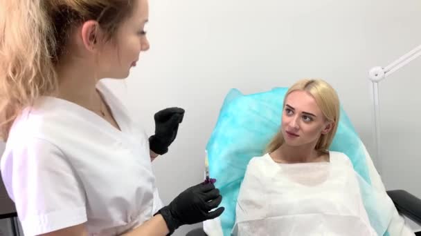 Aumento dos lábios na Clínica de Cosmetologia. Mulher bonita recebendo injeção de beleza para lábios — Vídeo de Stock