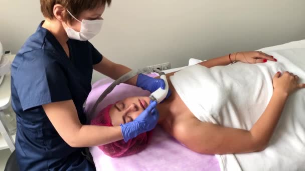 Mujer recibiendo masaje de hardware de GLP en la clínica de belleza. esteticista profesional trabajando . — Vídeo de stock