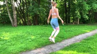 Kentsel çevre açık atlama fitness kadın