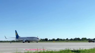 Lviv, Ukrayna - Ağustos 2019 : Ukrayna Uluslararası Havayolları Boeing 737, Danylo Halytsky Uluslararası Havaalanı Lviv'den kalkıyor