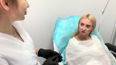 Kozmetoloji Kliniğinde Dudak Büyütme. Güzel Kadın Dudaklar için güzellik enjeksiyon oluyor