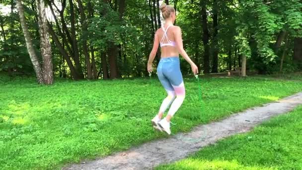 Фітнес жінка стрибає на відкритому повітрі в міському середовищі — стокове відео