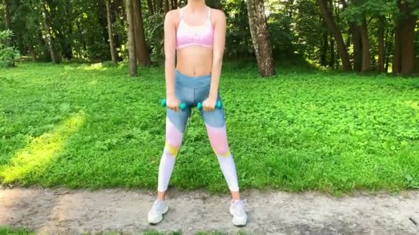 En forme. Femme faisant de l'exercice d'étirement dans le parc — Video