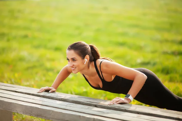 Fitness. schöne junge Frau macht Übungen im Park — Stockfoto