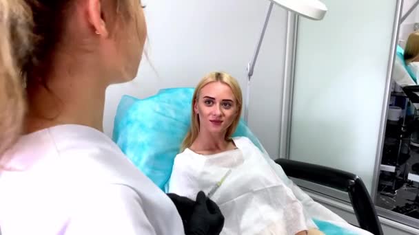 Lippenvergrößerung in der Klinik für Kosmetologie. schöne Frau bekommt Schönheitsspritze für Lippen — Stockvideo