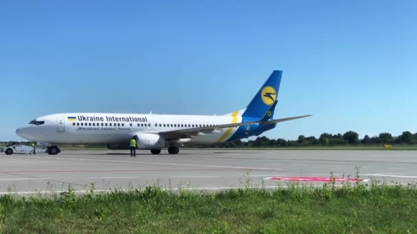 Lviv, Ukraina-augusti 2019: Ukraine International Airlines Boeing 737 lyfter från Danylo Halytsky International Airport Lviv — Stockvideo
