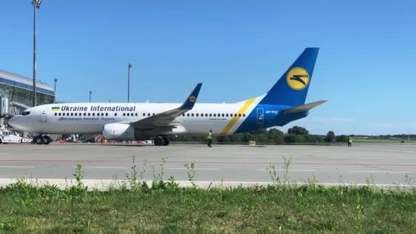 Lviv, Ukraina-augusti 2019: Ukraine International Airlines Boeing 737 lyfter från Danylo Halytsky International Airport Lviv — Stockvideo