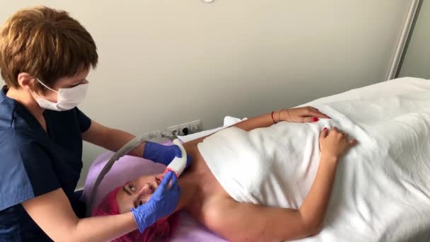 Mujer recibiendo masaje de hardware de GLP en la clínica de belleza. esteticista profesional trabajando . — Vídeos de Stock