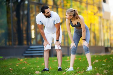 Park 'ta kişisel antrenörle kadın eğitimi.