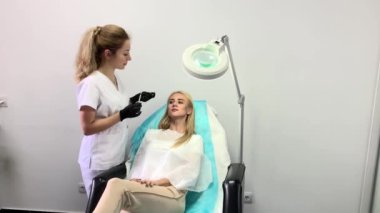 Kozmetoloji Kliniğinde Dudak Büyütme. Güzel Kadın Dudaklar için güzellik enjeksiyon oluyor