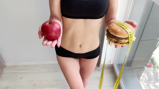 Dieta. Jovem impedindo-a de comer junk food. Conceito de alimentação saudável — Vídeo de Stock