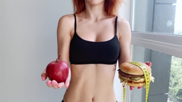 Kost. Ung kvinna hindrar henne att äta skräpmat. Hälsosam kost koncept — Stockvideo