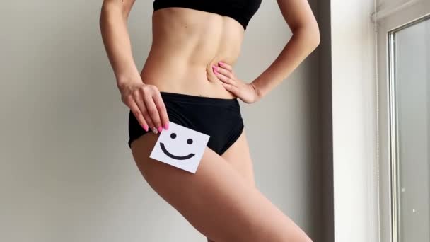 Saúde da Mulher. Corpo feminino bonito em calcinha com cartão de sorriso — Vídeo de Stock