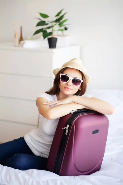 Piękna kobieta zbiera ubrania w walizce podróżnej na wycieczkę — Zdjęcie stockowe