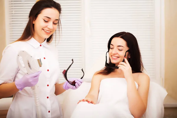 Adult woman having laser hair removal in professional beauty salon — Stock Photo, Image