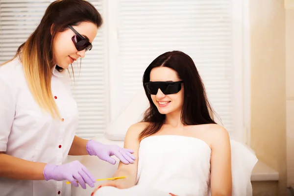 Adult woman having laser hair removal in professional beauty salon — Stock Photo, Image