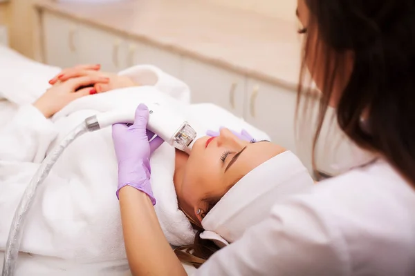 Donna ottenere massaggio hardware GPL presso la clinica di bellezza — Foto Stock