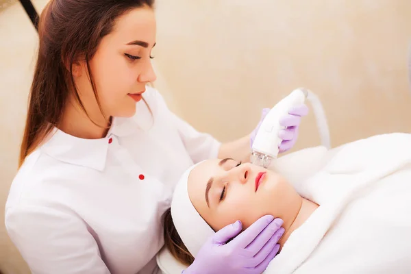 Vrouw het krijgen van Lpg hardware massage in de beauty clinic — Stockfoto
