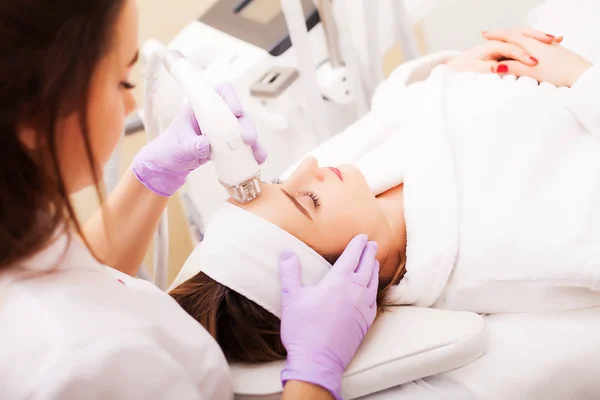 Mulher recebendo massagem de hardware de GLP na clínica de beleza — Fotografia de Stock