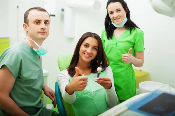 O dentista está tratando os dentes para o cliente no consultório odontológico — Fotografia de Stock