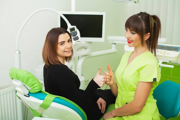 De tandarts behandelt tanden aan cliënt in tandartspraktijk — Stockfoto