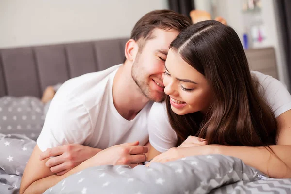 Íntima sensual joven pareja en el dormitorio disfrutando el uno del otro —  Fotos de Stock