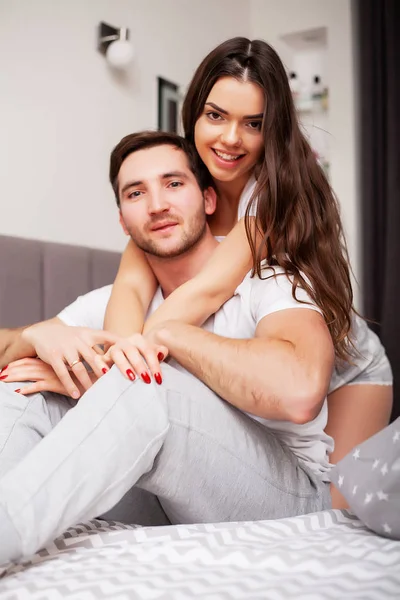 Íntimo sensual jovem casal no quarto desfrutando uns dos outros — Fotografia de Stock