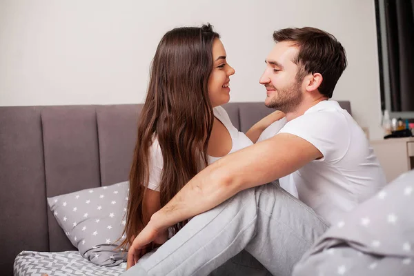 Intimní smyslný mladý pár v ložnici těší navzájem — Stock fotografie