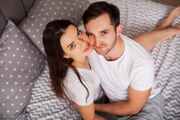 Intime sensuel jeune couple dans chambre à coucher profiter de l 'autre — Photo