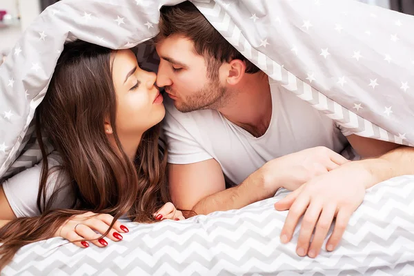 Intiem sensueel jong paar in slaapkamer genieten van elkaar — Stockfoto