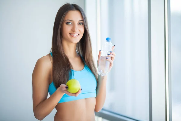 Portrét šťastné usmívající se mladé ženy s lahví čerstvé vody — Stock fotografie