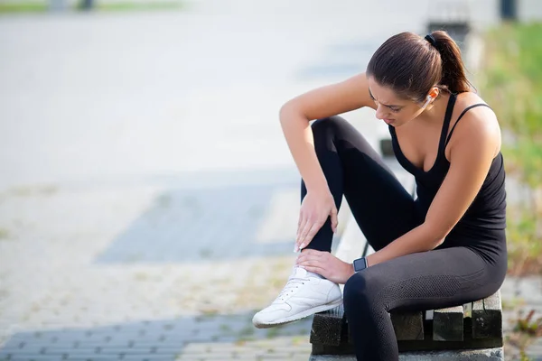 Kobieta cierpi na ból w nodze po treningu — Zdjęcie stockowe