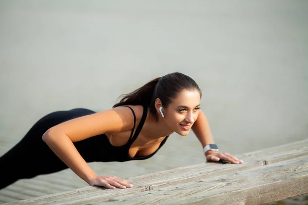Πορτρέτο της όμορφης αθλητική γυναίκα στα αθλητικά κάνοντας push-ups — Φωτογραφία Αρχείου