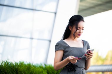 Ödeme için Altın Kredi kartı ve cep telefonu kullanıyor.