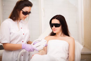 Yetişkin kadın profesyonel güzellik salonu lazer epilasyon sahip