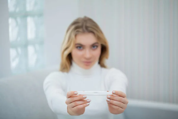 Mujer feliz mirando una prueba de embarazo después del resultado . — Foto de Stock