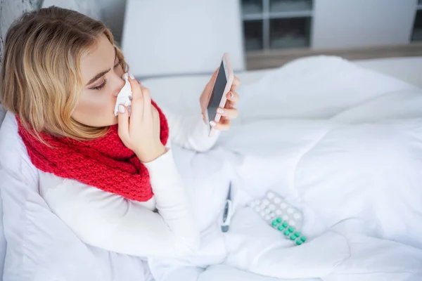 Kranke Frau leidet an Erkältung zu Hause — Stockfoto