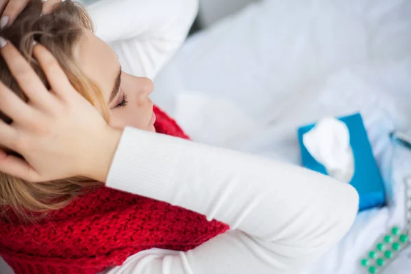 Femme malade souffre d'un rhume à la maison — Photo