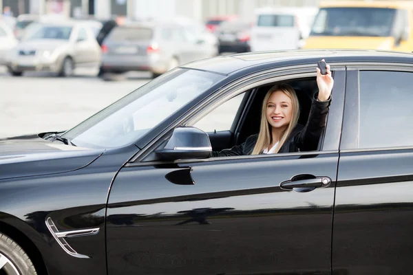 Jovem mulher feliz comprou novo carro moderno . — Fotografia de Stock